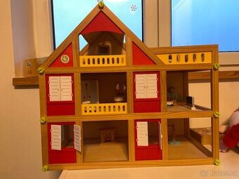 Dřevěný domeček s nábytkem