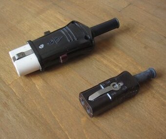 Retro zástrčky bakelit 220V