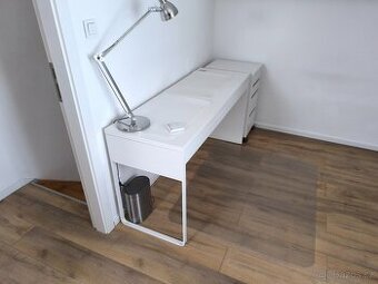 prodám zánovní psací stůl z IKEA
