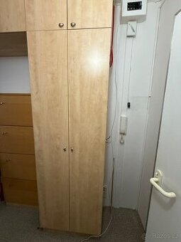 Šatní skříň a úložné skříňky