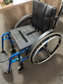 Invalidní vozík - modrý, skládací, šíře sedu 44 - 46 cm