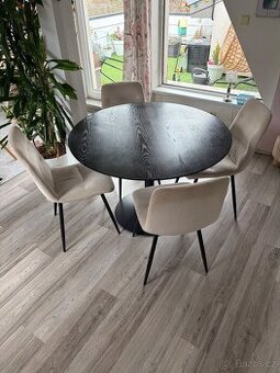 Jídelní stůl a čtyři židle