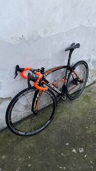 Celokarbonové silniční kolo Fondriest