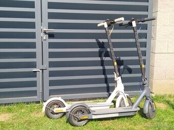 Prodám 2× Xiaomi Mi Electric Scooter 3 (bílá + šedá)