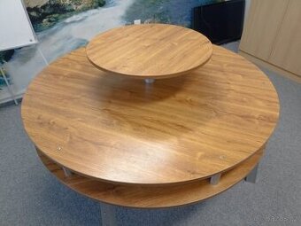 Větší kulatý stůl.