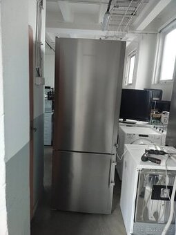 Prodám velkou nerezovou lednici Liebherr Dovezu