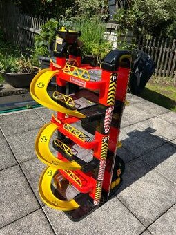 Velká garáž s výtahem