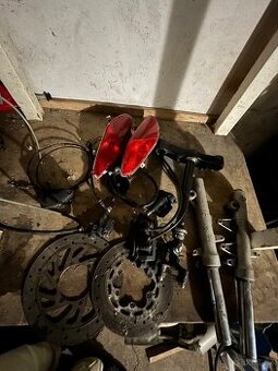 Malaguti Madison 400 díly vše za 2000,-