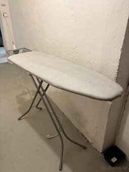 Žehlící prkno s el.přípojkou