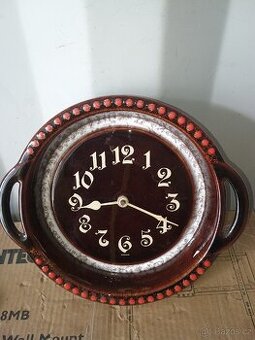 Staré porcelánové nebo keramické hodiny