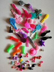 Hřebínky a botičky na Barbie.