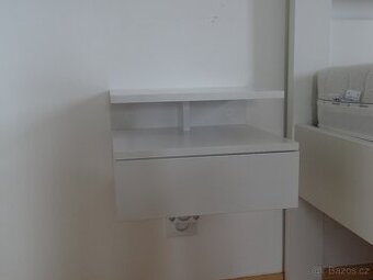 Závěsný noční stolek (2 poličky + zásuvka)