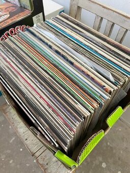Vinyly cca 100 ks / LP, SP + MC kazety