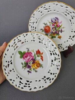 Dva dekorativní porcelánové talíře s prolamovanými okraji