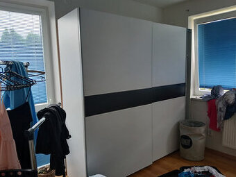 satni skrin 215cm x60cm velka, soupaci dvere