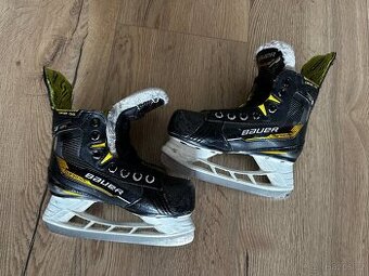 Hokejové brusle Bauer Supreme M4