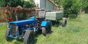Traktor domácí výroby s nádrží na vodu