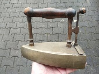 Stará velká mosazná žehlička vel.9 i s nahřivacím tělískem.