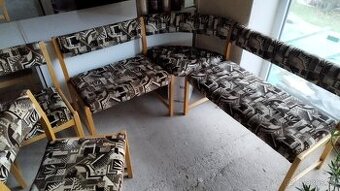 Rohová jídelní lavice se dvěma židlemi