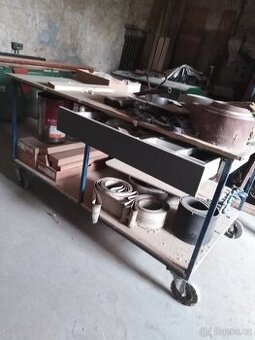 Dílenský pojízdný stůl