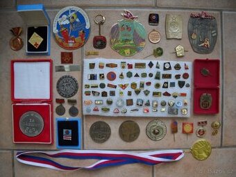 Odznaky, medaile, plakety