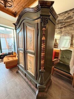 Malovaný starožitný nábytek