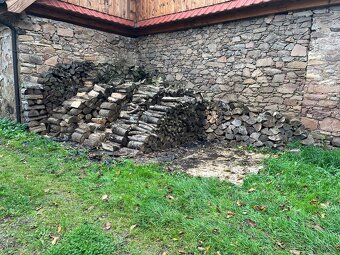 Palivové tvrdé dřevo