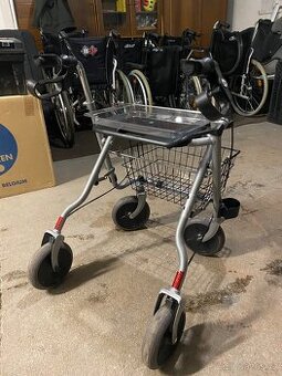 Chodítko čtyřkolové - má brzdy  + košík zdarma