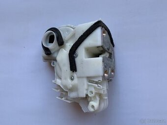 Zámek pravých předních dveří ze Suzuki Vitara 2017