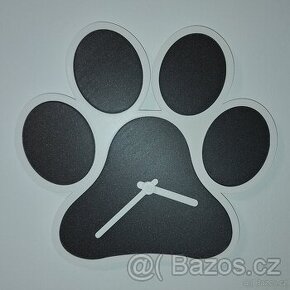 hodiny ve tvaru psí tlapky