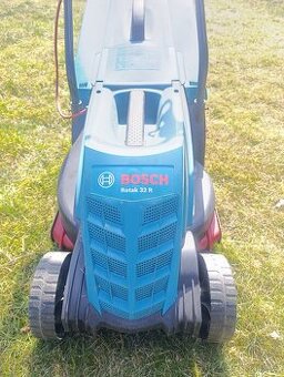 Bosch Rotak 32 R – elektrická sekačka.