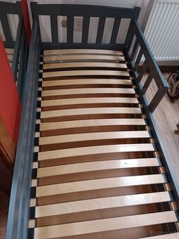 Dětská dřevěná postel