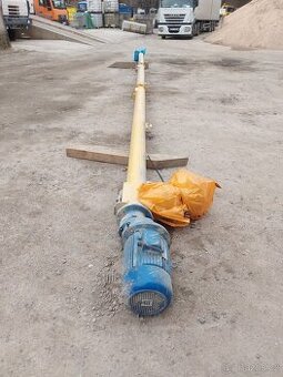 Šnekový dopravník pro dopravu cementu