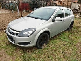 Opel Astra- uvarený motor