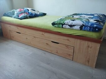 Dřevěné postele.