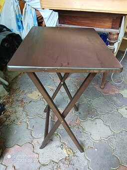 stary nabytek kresla stoly stolky zidle