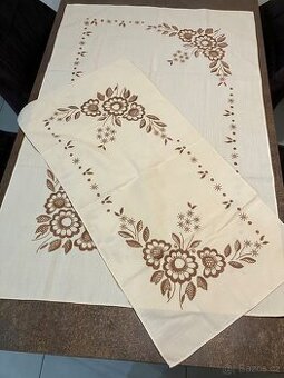 Pr. ručně vyšívané ubrusy