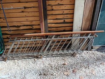 Prodám 100 let staré ocelové zábradlí, madlo dřevo t
