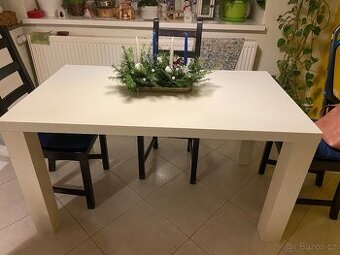 Jídelní stůl