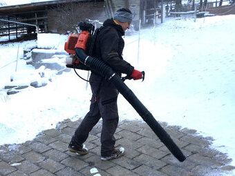 motorový fukár Hecht na úklid listí nebo sněhu