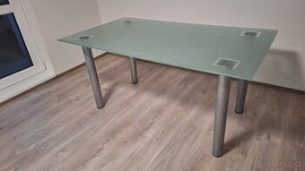 Skleněný jídelní stůl