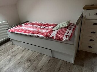 Postel s roštem, matrací 90x200 a nočním stolkem