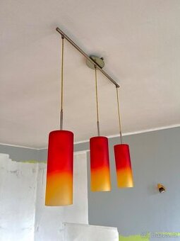 Lustr - svítí červeně