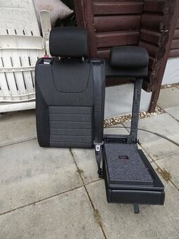 zadní opěradlo s loketní opěrkou a průchodem na lyže