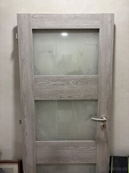 Prosklené dveře do bytu levé 80