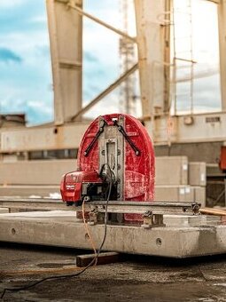 STĚNOVÉ ŘEZÁNÍ • AIRLESS MALOVÁNÍ • RENOVACE