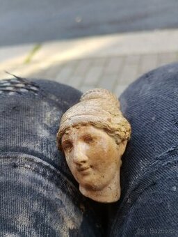 Terakotová antropomorfní hlavička – možný starší artefakt