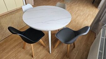 Rozkládací jídelní stůl + 4 židle