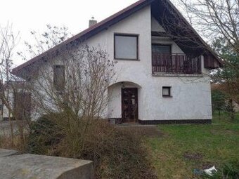 Spoluvlastnický podíl ½  pozemek, stavba rodinného domu – Če