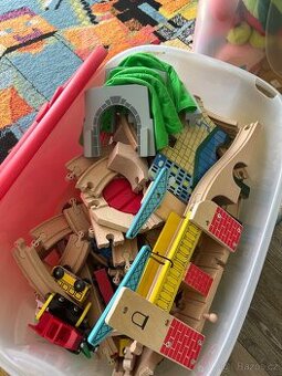 Dřevěné koleje a vláčky + domeček zdarma